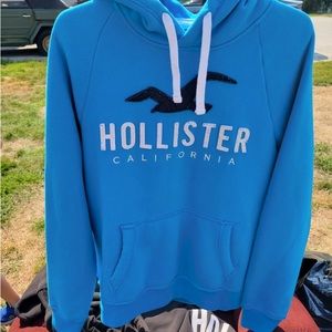 Mens medium Hollister hooded sweatshirt. Very warm, gently used . Asking 30$